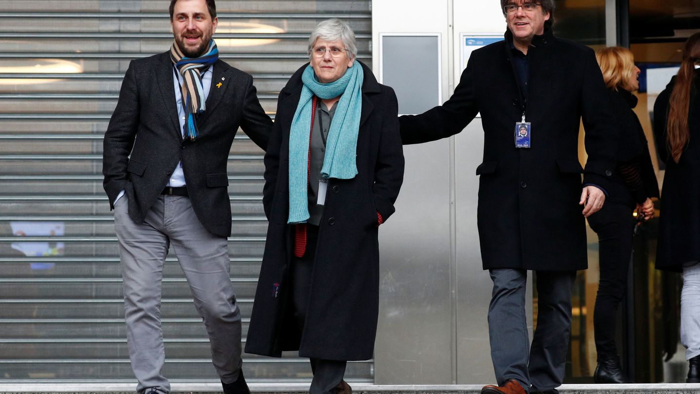 Toni Comín, Clara Ponsatí y Carles Puigdemont, en Bruselas. (Reuters)