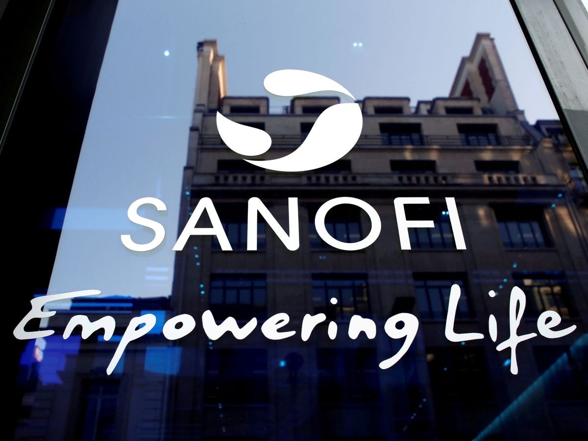 Foto: Logo de Sanofi en la sede de la compañía, en París. (Reuters)