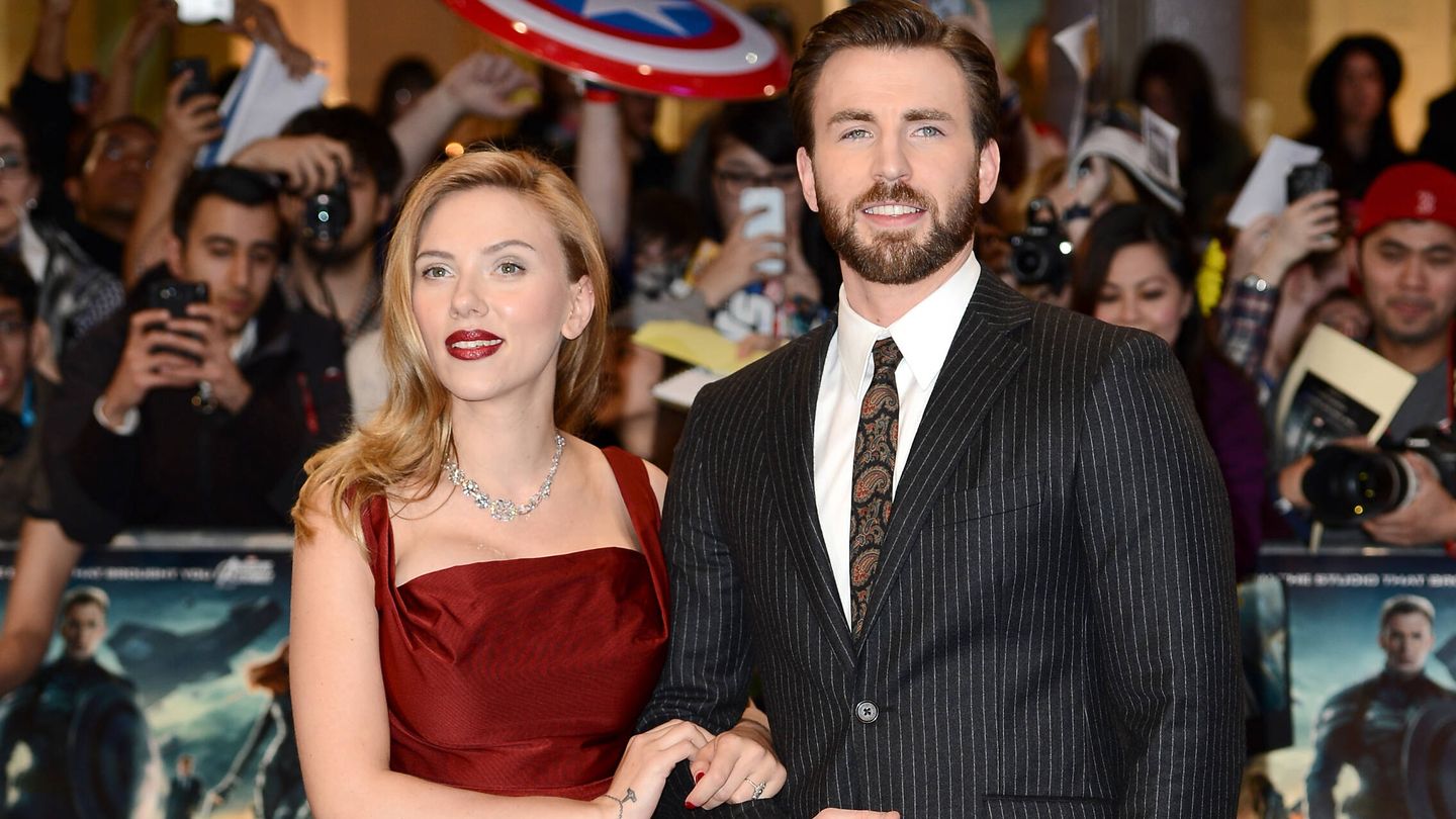Scarlett Johansson y Chris Evans, durante un estreno. (Getty)