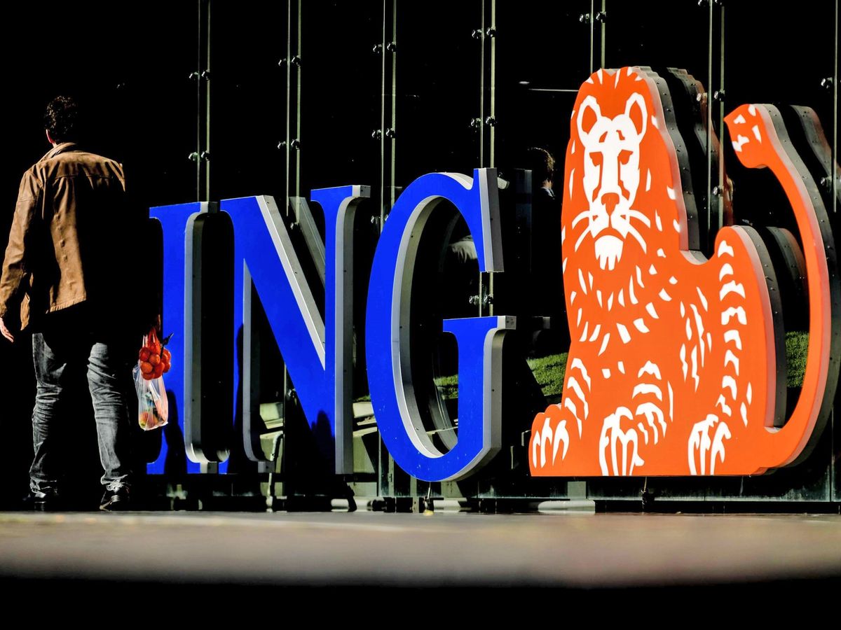 Foto: Logotipo de ING en su sede. (EFE/Robin Van Lonkhuijsen)