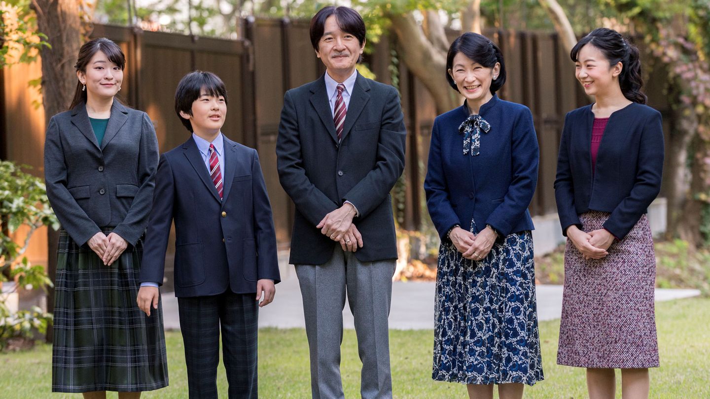 El príncipe Akishino y la princesa Kiko junto a sus hijos, Kako, Mako e Hisahito. (Reuters)