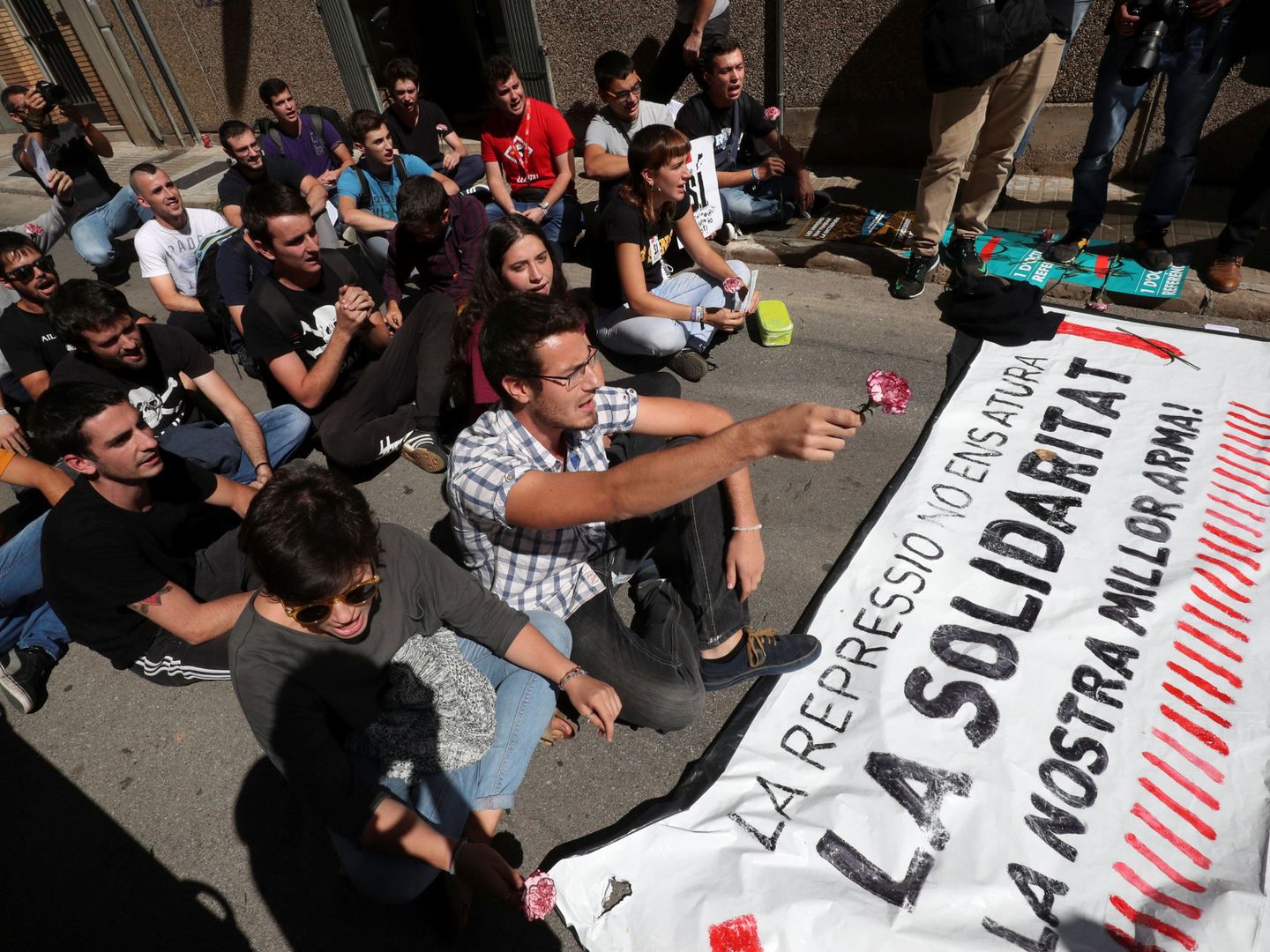 Un grupo de personas frente a la sede de Unipost en Terrassa. (Reuters)