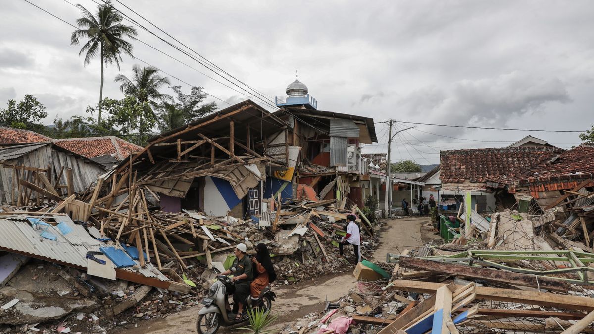 Tres terremotos, el mayor de magnitud 7, sacuden las aguas en el sureste de Indonesia