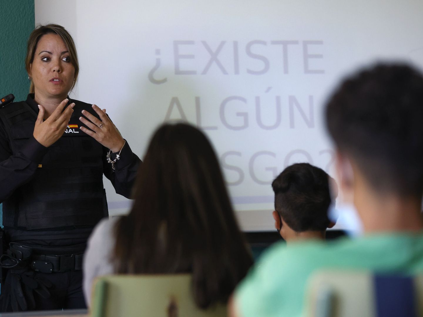 Una agente de la Policía Nacional da una charla sobre bandas en un instituto de Madrid. (EFE/Chema Moya)