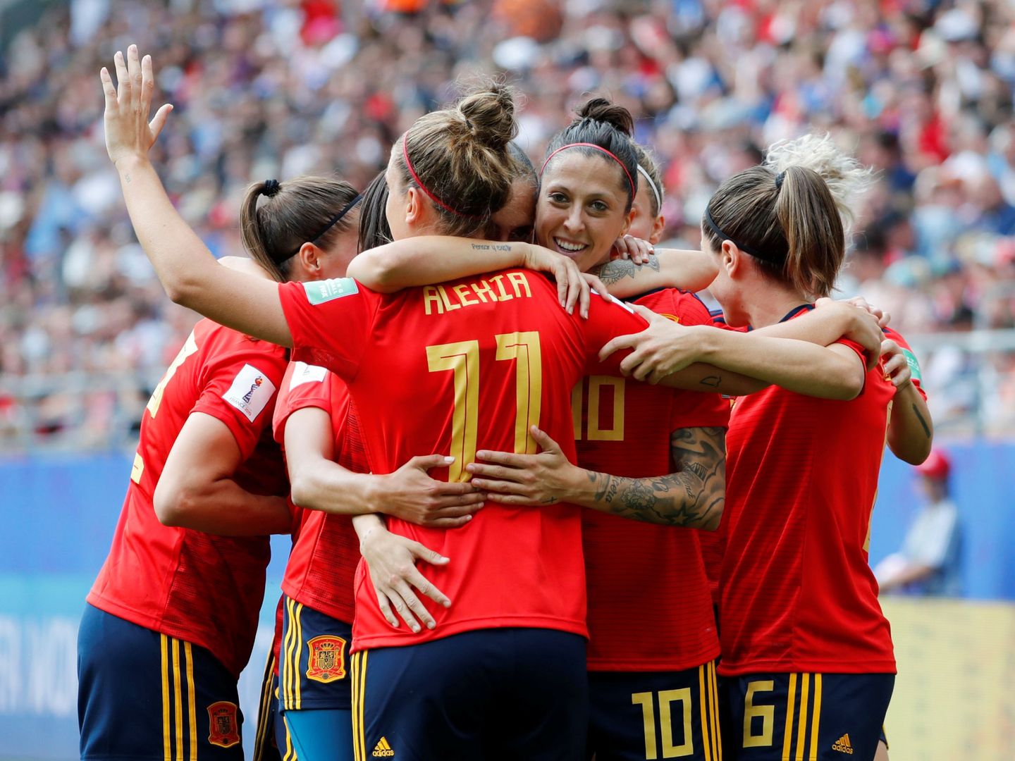 Las jugadoras se abrazan a Jenni Hermoso tras el gol que le valió el empate a la Selección. (Reuters)