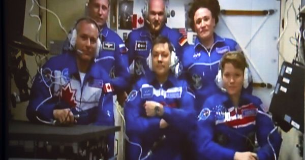 Foto: Anne McClain, junto al resto de astronautas de la Estación Espacial Internacional (EFE/YURI KOCHETKOV)