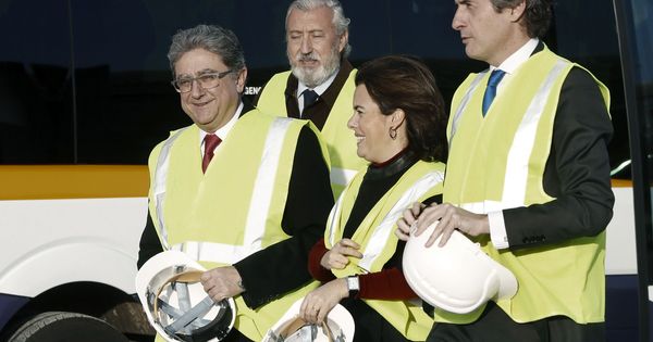 Foto: La vicepresidenta, Sáenz de Santamaría, y el ministro de Fomento, Íñigo de la Serna, visitan unas obras en Barcelona. (EFE)