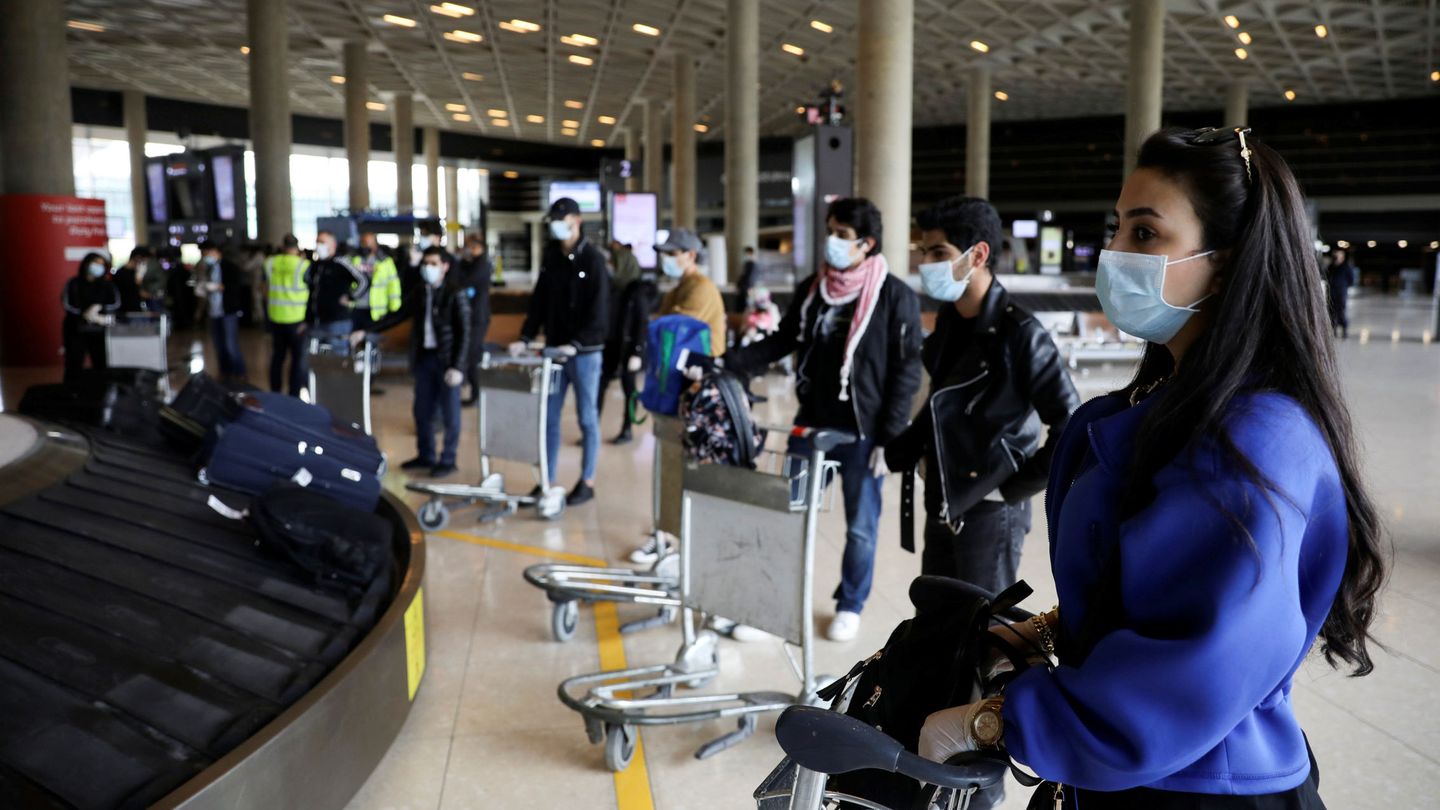 Pasajeros esperan sus maletas en el aeropuerto internacional de Jordania. (Reuters)