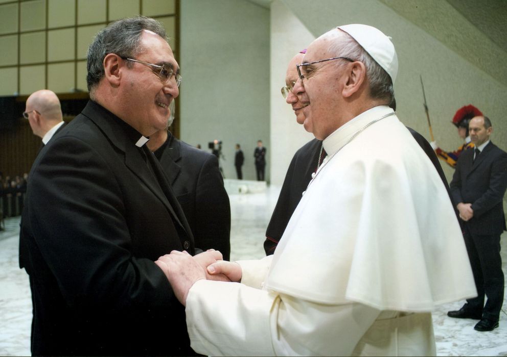 Foto: El sacerdote José María Gil Tamayo con el Papa (Efe)