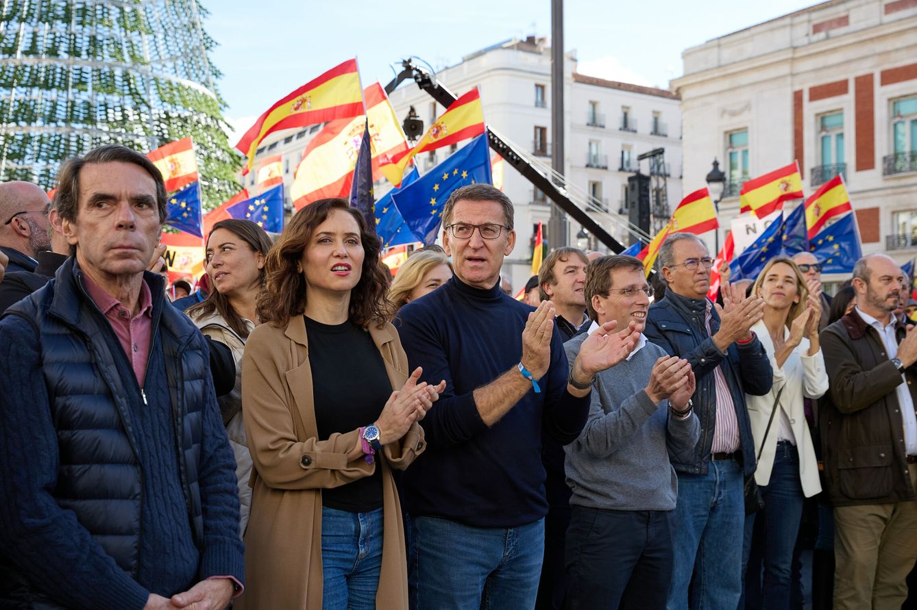 Aznar, Ayuso, Feijóo y Almeida, en la manifestación de Sol. (Europa Press/Jesús Hellín)