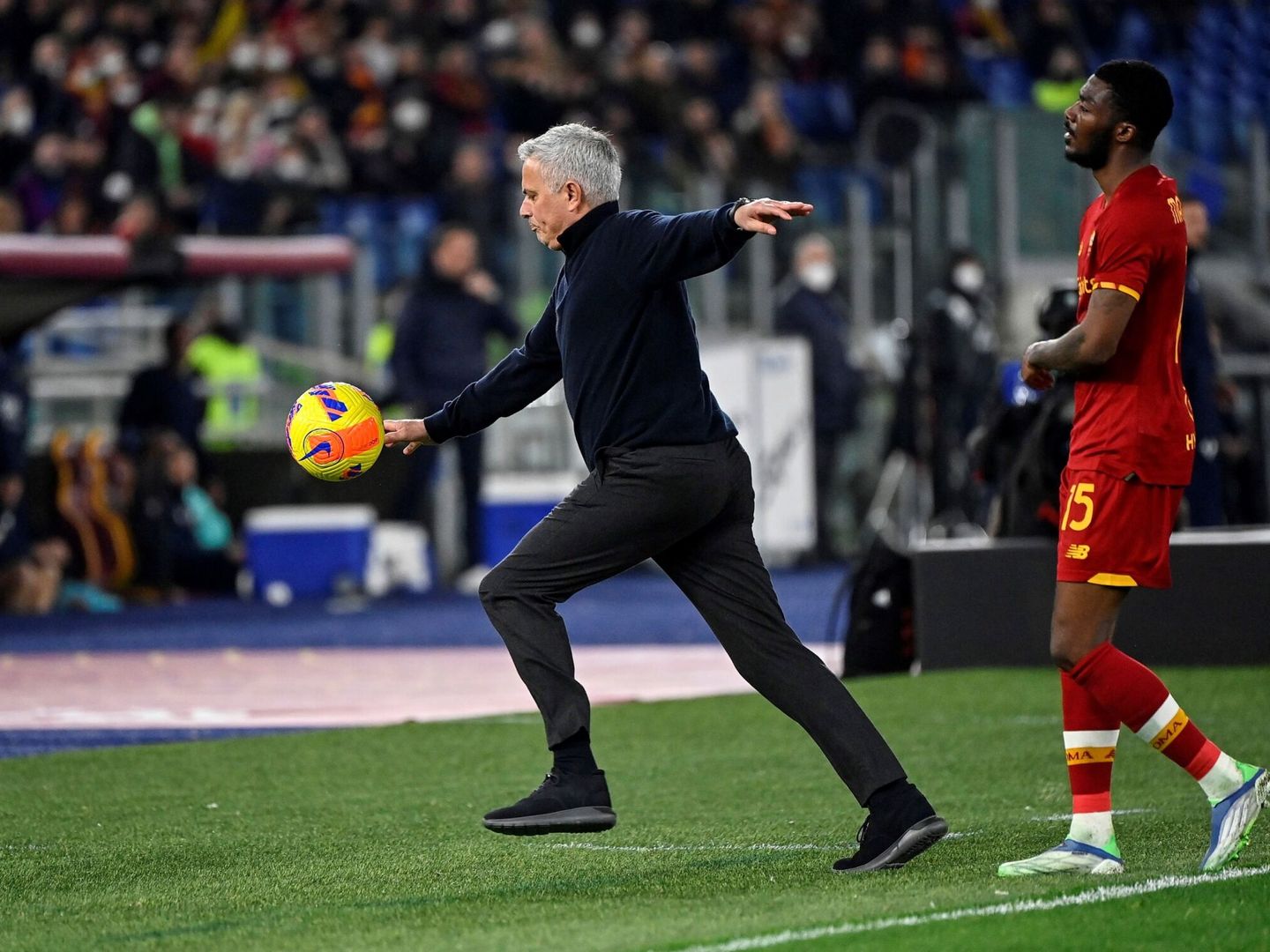 Mourinho en el momento de dar un pelotazo para descargar su enfado en el partido contra el Hellas Verona