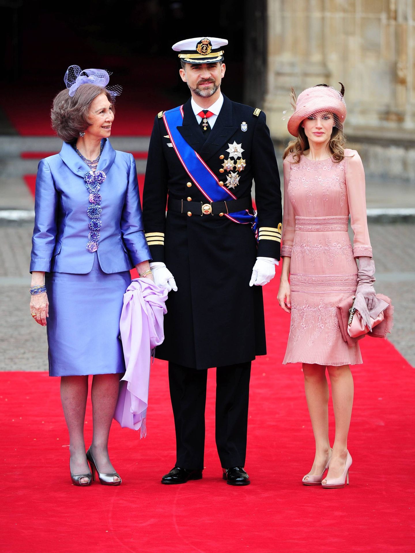 La reina Sofía y los por entonces príncipes Felipe y Letizia, en el exterior de la abadía de Westminster antes del enlace entre el príncipe Guillermo y Kate Middleton. (EFE) 