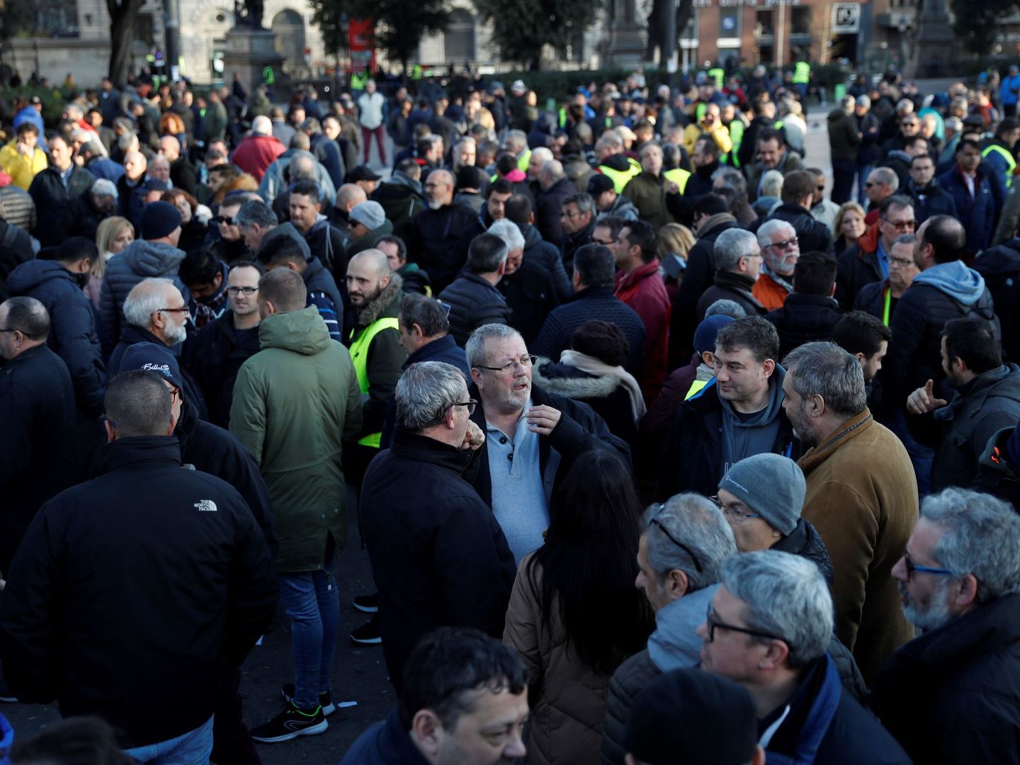 Cientos de taxistas esperan el comienzo de la votación a partir de las 16:00 en la Plaza de Cataluña de Barcelona. (EFE)