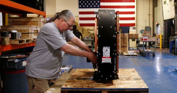 Foto: Un trabajador ensambla un transformador en una planta de manufacturación en Grand Rapids, Michigan, en diciembre de 2018. (Reuters)