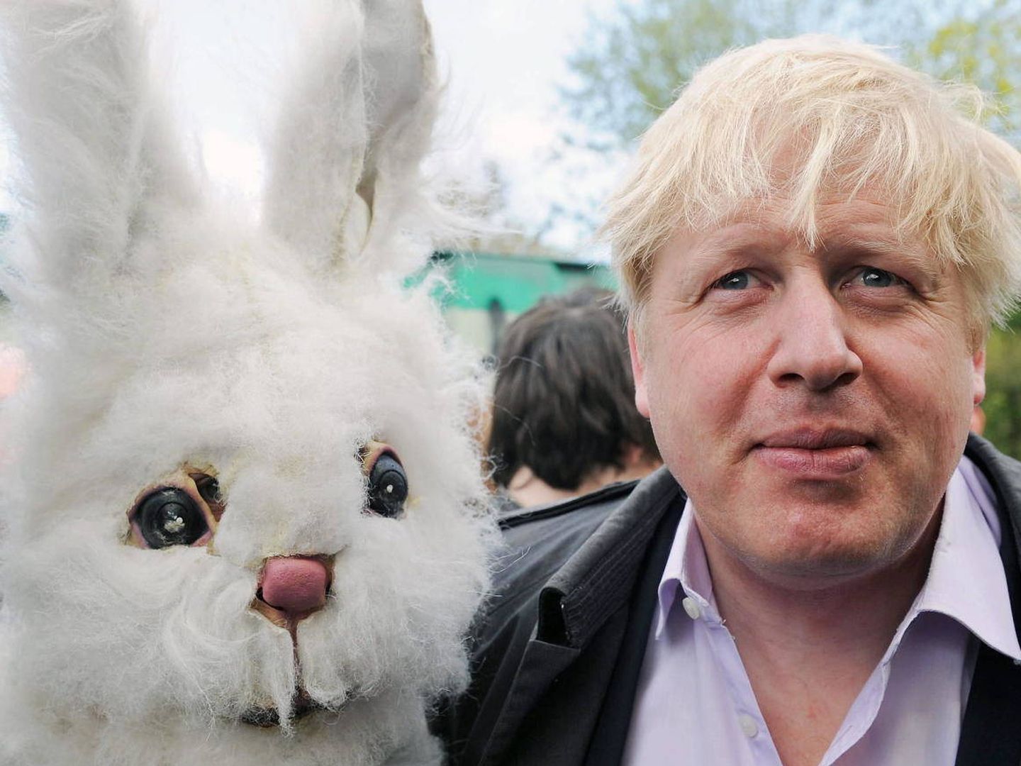 Boris Johnson con un simpático conejo. (EFE)