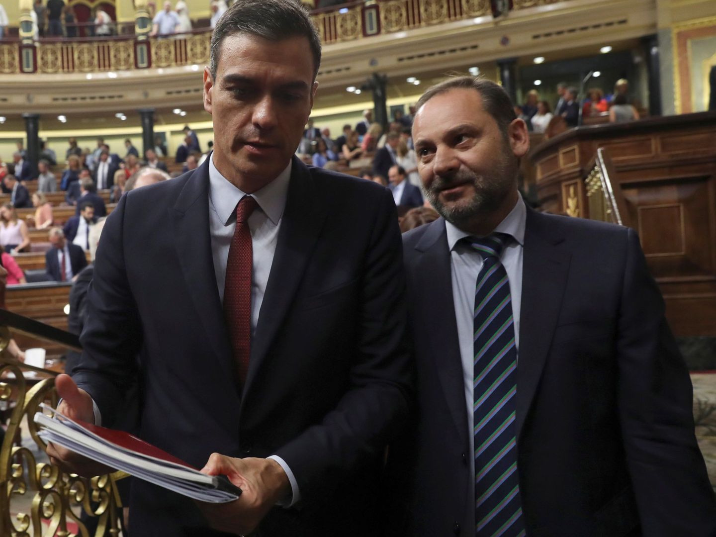 El líder socialista Pedro Sánchez acompañado por el ministro de Fomento en funciones, José Luís Ábalos, al finalizar la primera jornada del debate de investidura. (EFE)