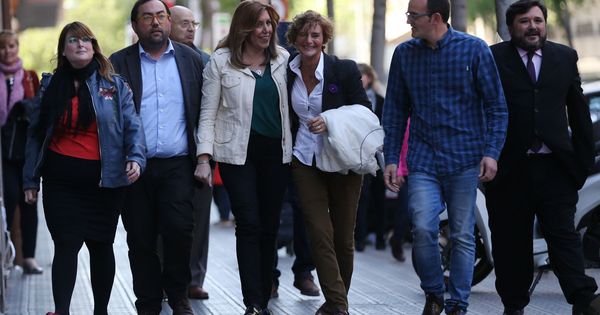 Foto: Susana Díaz, a su llegada este 5 de abril a la sede del PSC en Barcelona. El segundo por la derecha, Joaquim Fernández. (EFE)