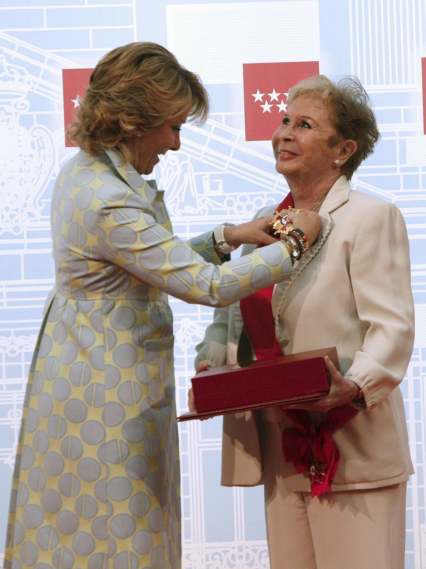 Esperanza Aguirre le impone a Lina Morgan la Gran Cruz de la Orden del Dos de Mayo. (EFE/J.L. Pino)