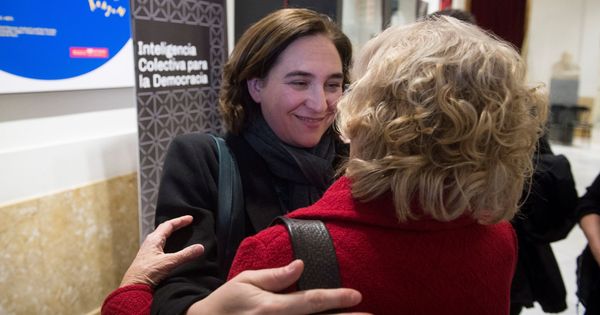 Foto: Las alcaldesas de Madrid, Manuela Carmena (d), y Barcelona, Ada Colau (i), se saludan a su llegada al evento "Ciudades democráticas". (EFE)