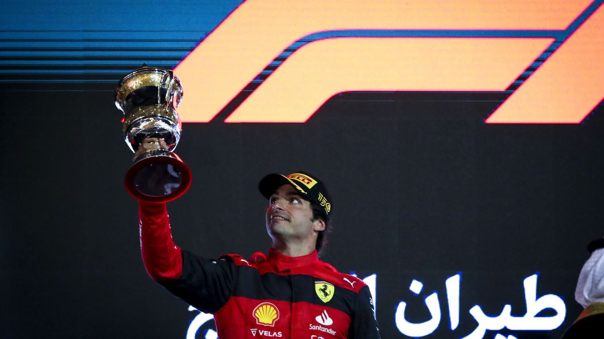 El gran día de gloria para Ferrari... pero con Carlos Sainz de morros en el podio pese a ser segundo