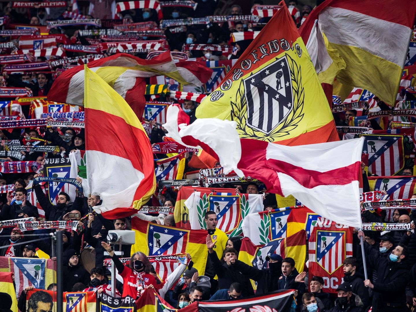 La afición del Atlético, durante un partido de Liga en el Metropolitano. (EFE/Rodrigo Jiménez) 