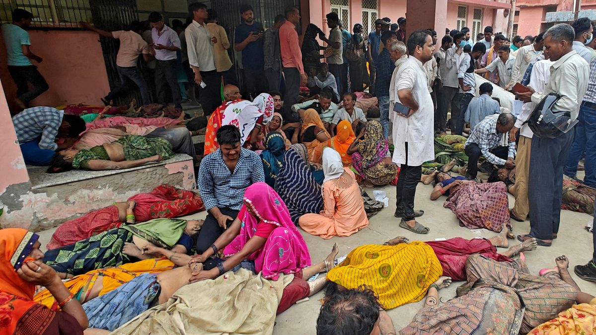 Suben a más de cincuenta los muertos por una estampida en un acto religioso en la India
