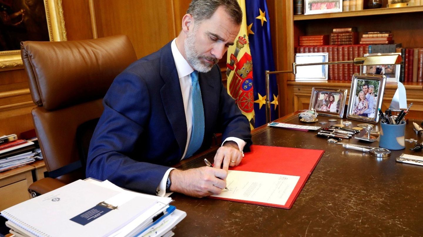 El rey Felipe VI firma el Real Decreto de nombramiento de Pedro Sánchez. (EFE)
