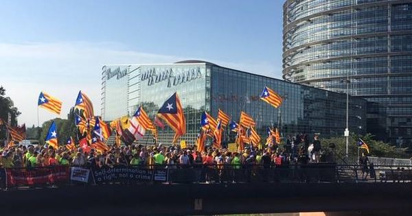Foto: Manifestación a la puerta del Parlamento Europeo. (C.S.)