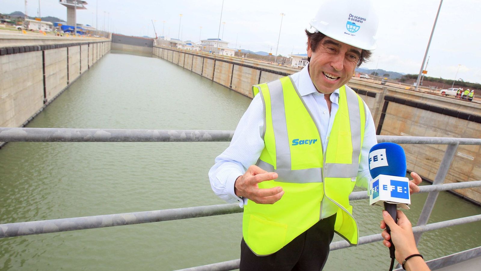 Foto: El presidente de la compañía Sacyr, Manuel Manrique, durante un recorrido por la esclusa de Cocolí en el Canal de Panamá. (EFE)