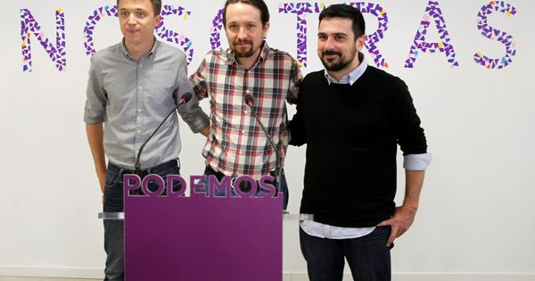 Foto: El líder de Podemos, Pablo Iglesias, en rueda de prensa junto a Íñigo Errejón y Ramón Espinar. (EFE) 