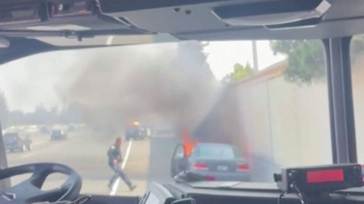 Un joven en su primer año como policía saca a un individuo de un coche en llamas 