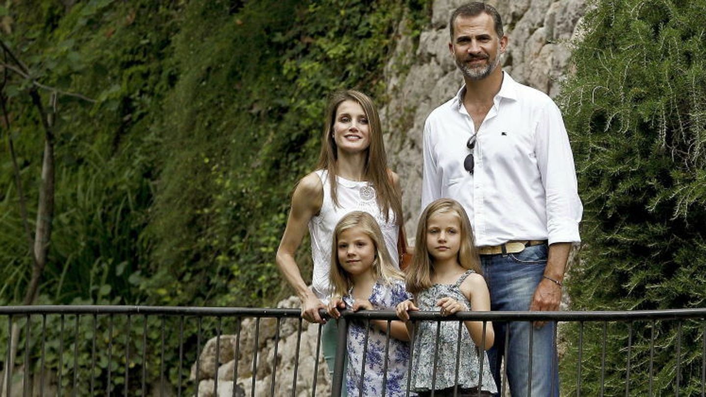Los Príncipes de Asturias con sus hijas, las infantas Leonor (2d) y Sofía (2i), en la Sierra de Tramuntana (Mallorca). (EFE)