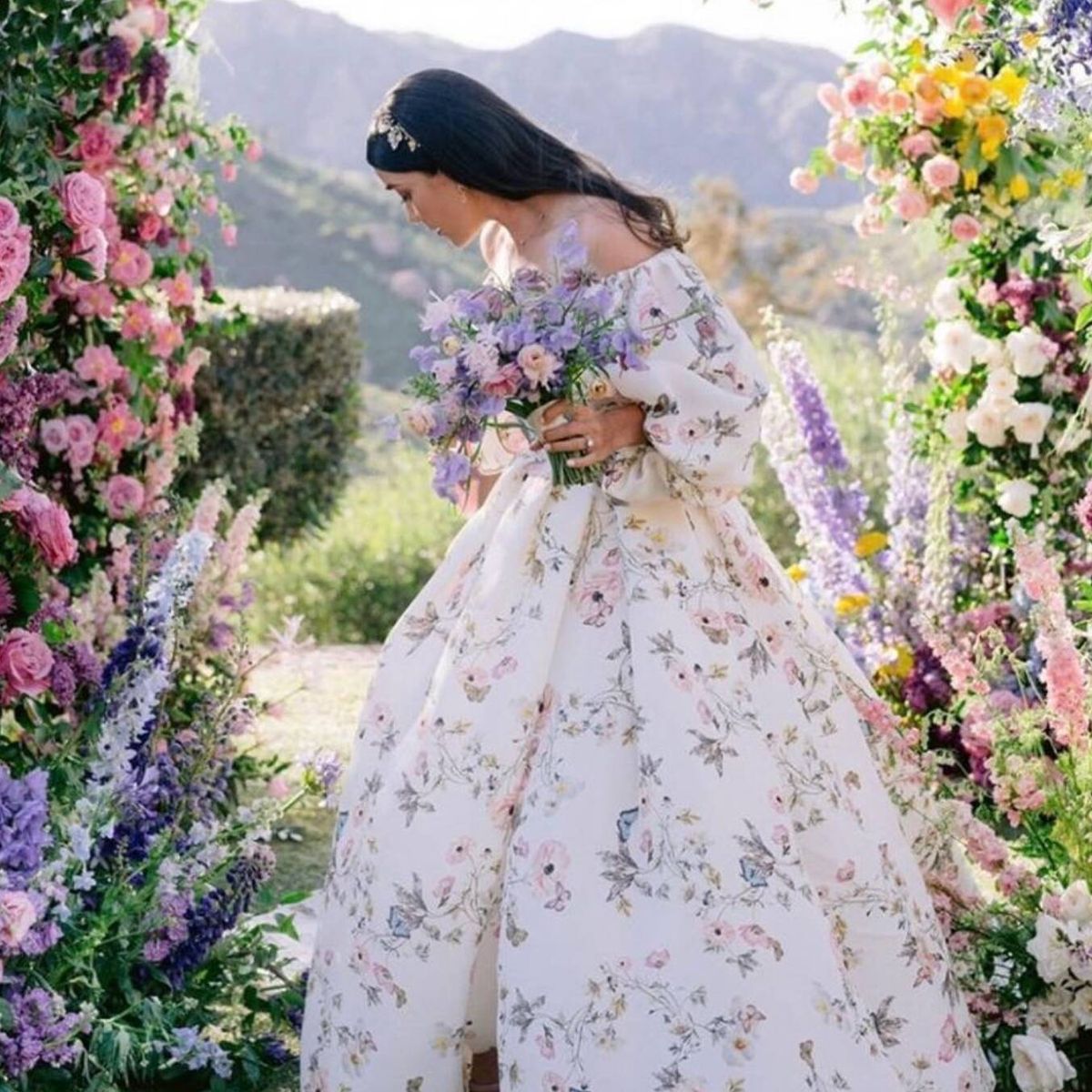 Vestidos de novia estampados con flores: la tendencia de moda que llega en  2023