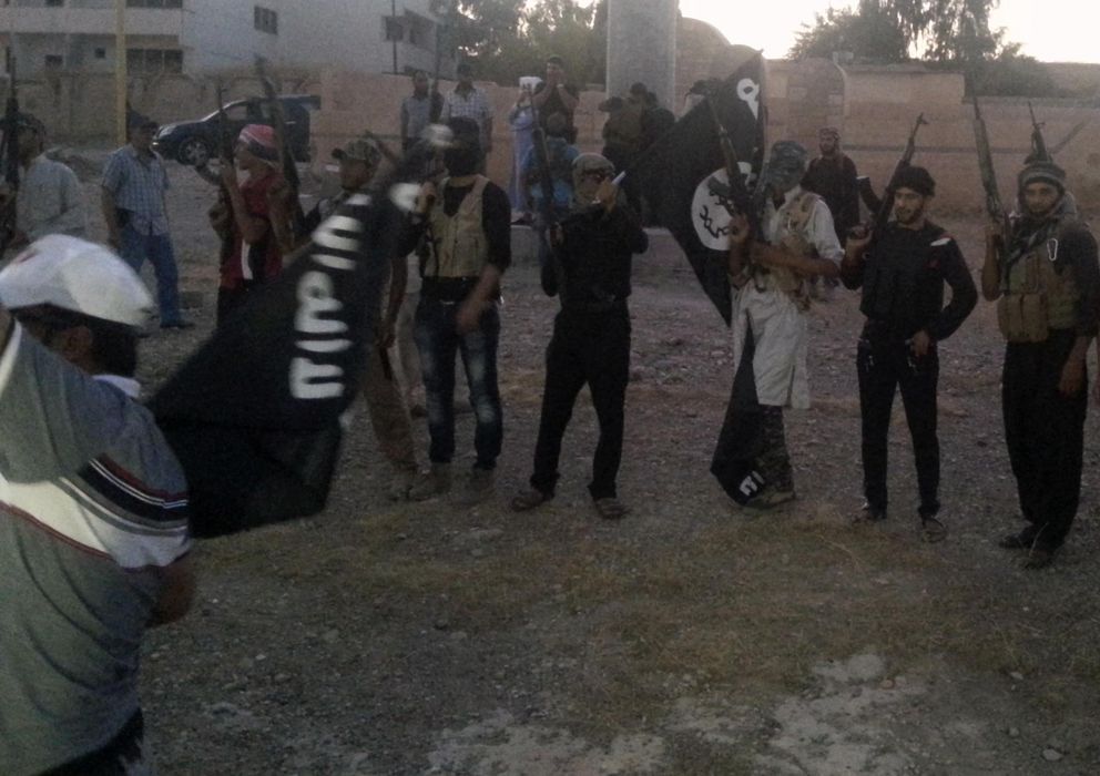 Foto: Combatientes del Estado Islámico en una calle de Mosul (Reuters)