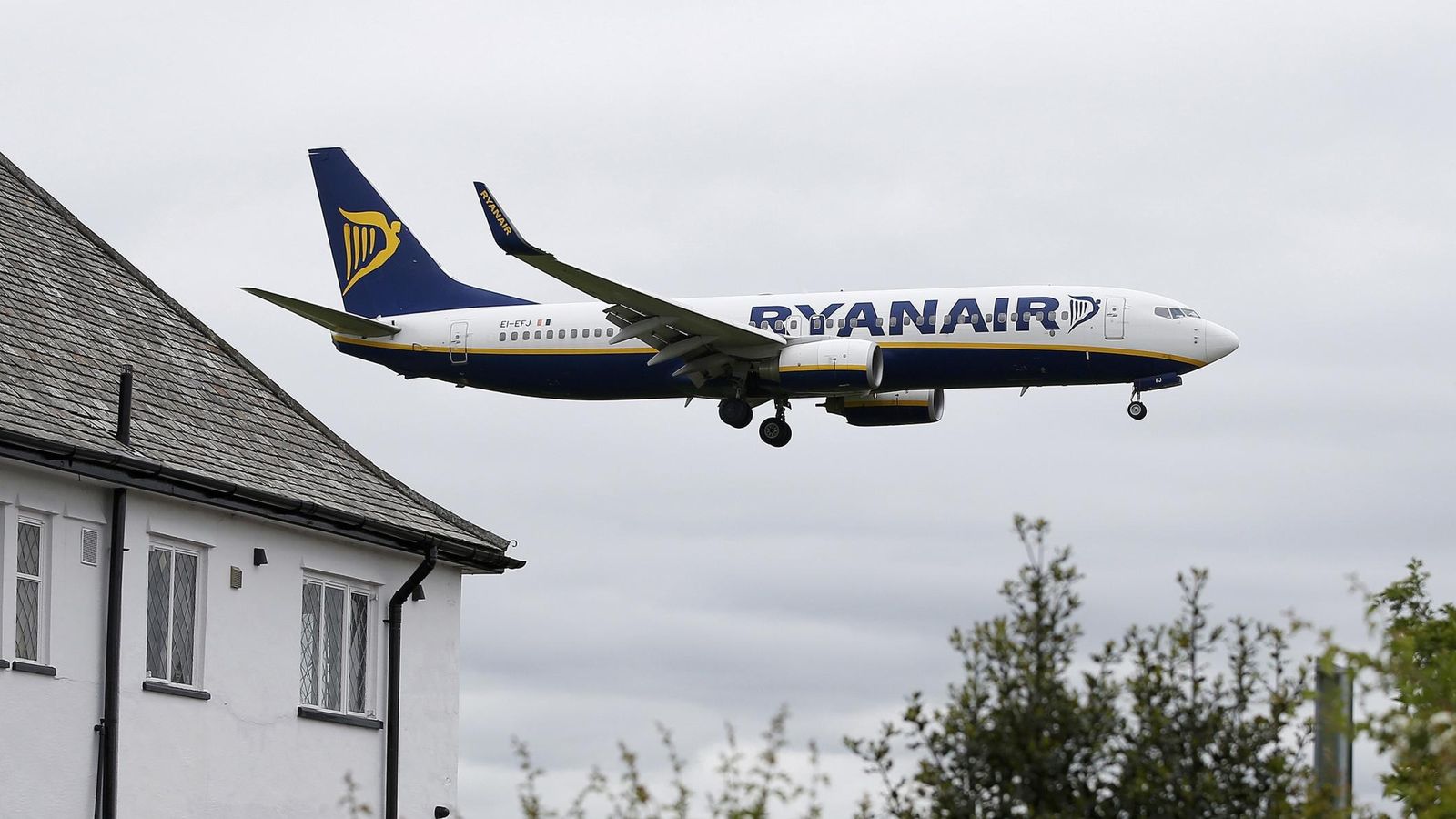 Foto: Ryanair solo permitirá llevar equipaje de mano (REUTERS)