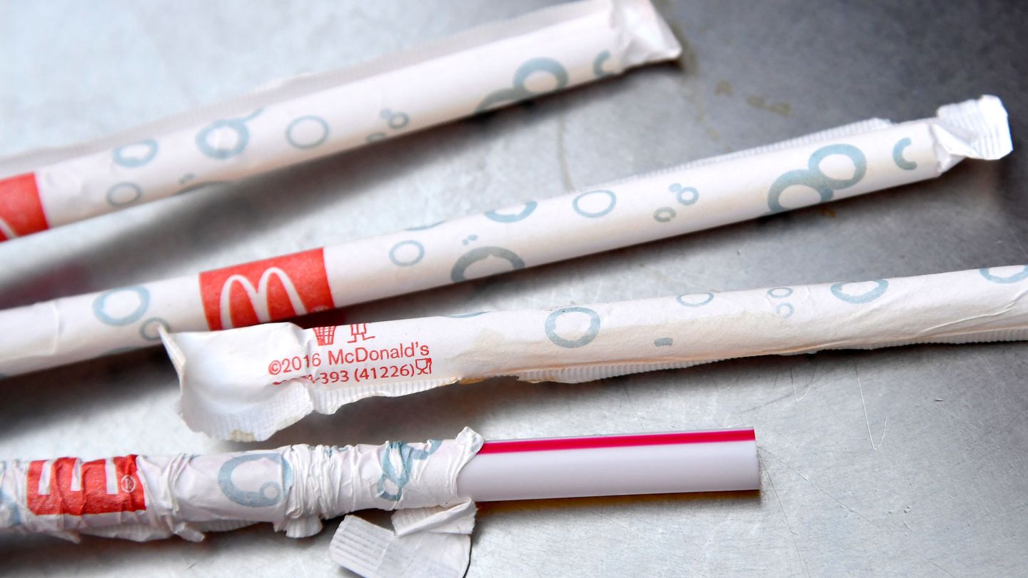 Pajitas de plástico en un McDonald's de Londres, cada vez más cerca de ser historia (Reuters)
