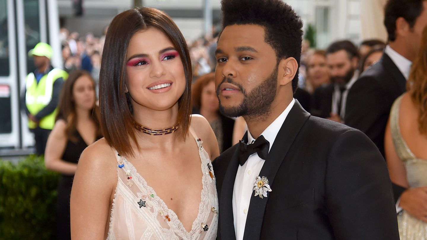 Selena Gomez y The Weeknd en la Gala del MET de 2017. (Getty)