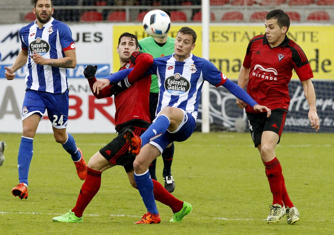 Lance de un partido entre el CD Mirandés y el Deportivo de La Coruña. (EFE)