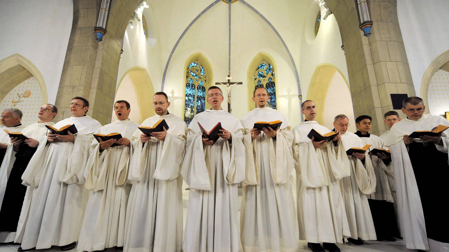 Un grupo de monjes cantando gregoriano. (EFE)