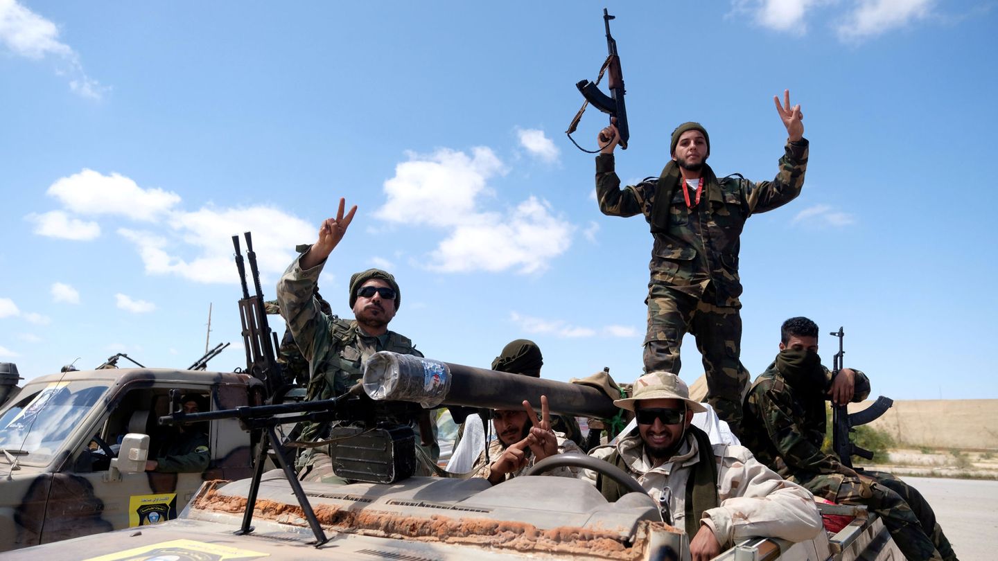 Miembros del Ejército Nacional Libio (LNA) en su avance hacia Bengasi. (Reuters)