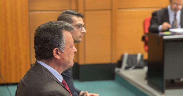 Foto: Emilio Titos y su hijo Emilio en el banquillo de los acusados en la vista celebrada el lunes en el Palacio de Justicia de Vitoria. (EFE)