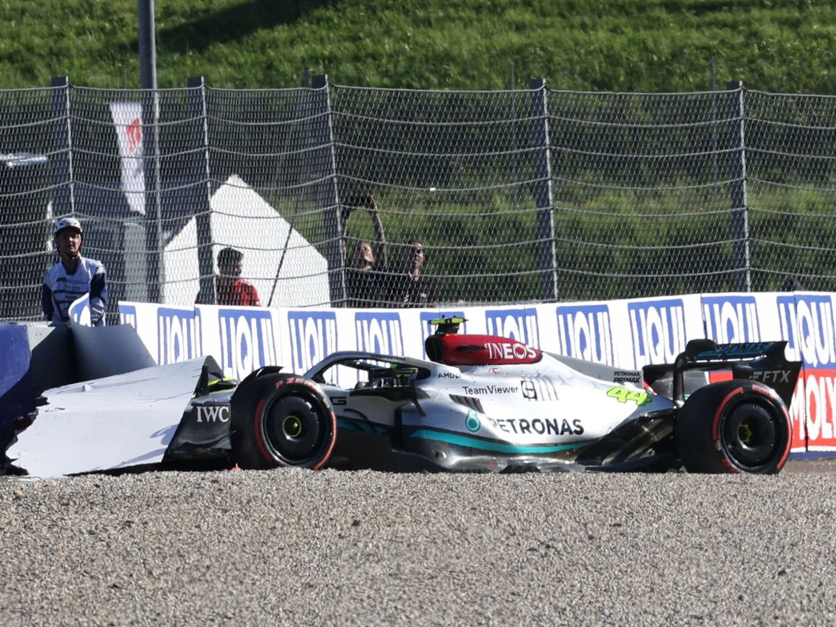 Foto: El coche de Lewis Hamilton, tras su accidente. (Reuters/Florion Goga)