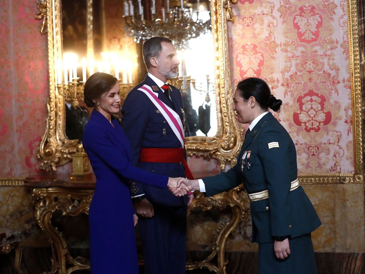 Foto: Los reyes Felipe y Letizia, durante la recepción en el Palacio Real de Madrid, donde se celebra la Pascua Militar. (EFE)
