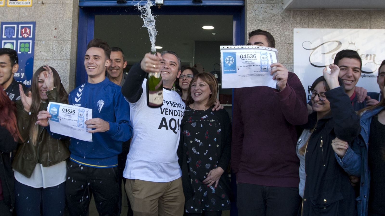 Foto: Agraciados con el segundo premio del Sorteo Extraordinario de la Lotería de Navidad. (EFE)
