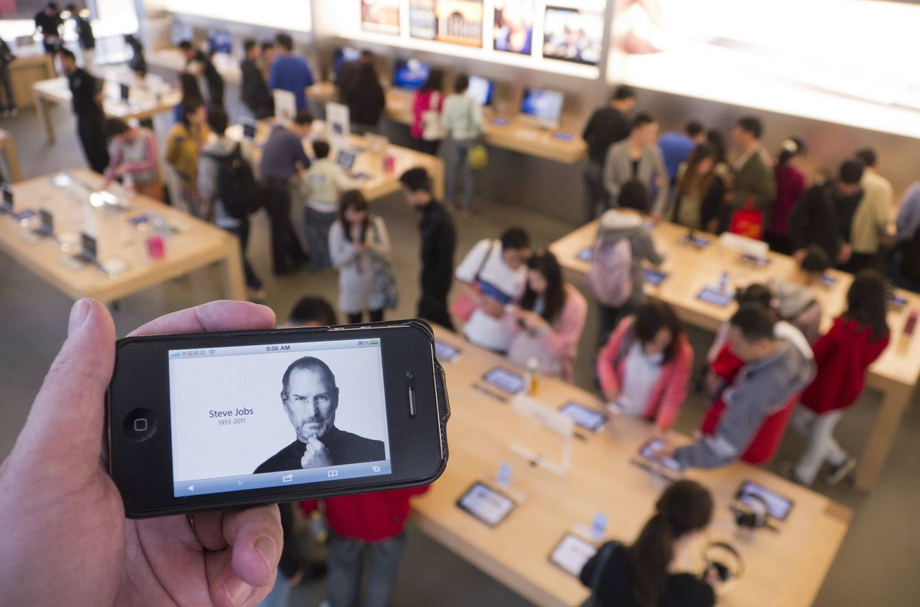Una imagen de Steve Jobs en una tienda de Apple en China. (Reuters)