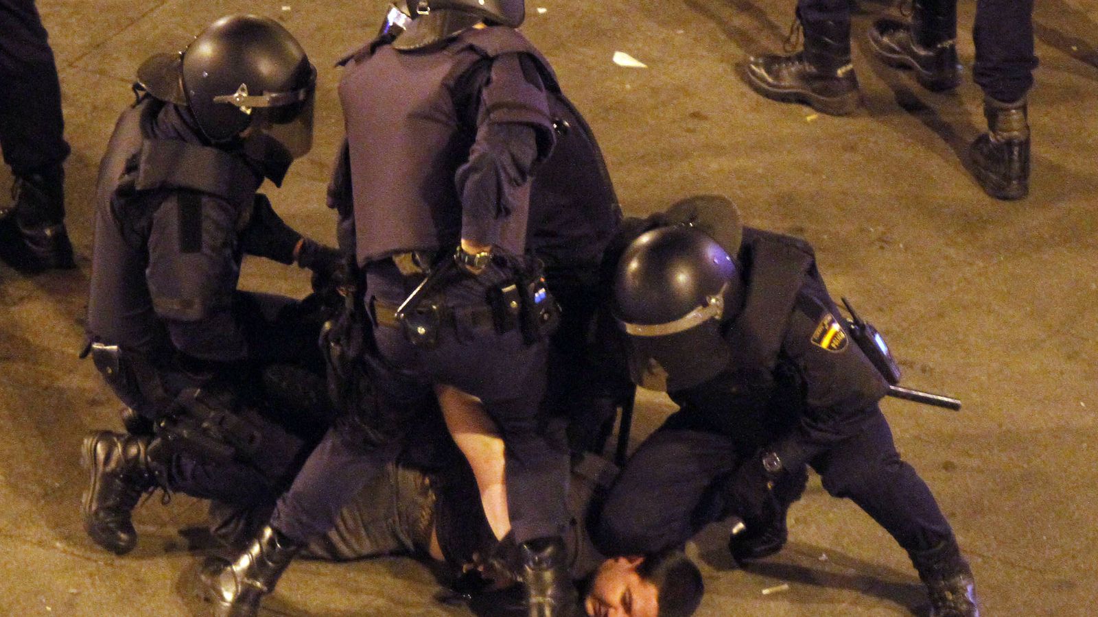 Foto: Tres policías antidisturbios inmovilizan a un manifestante. (EFE)