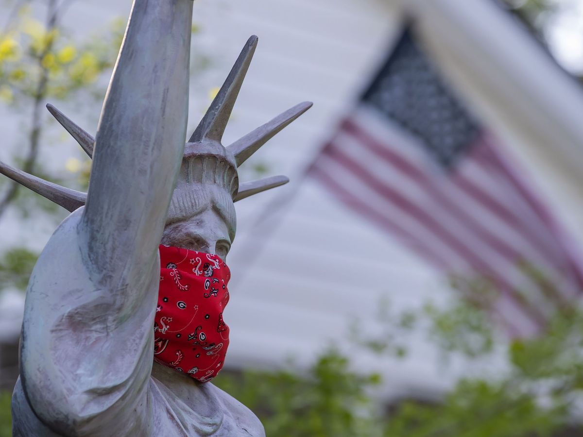Foto: Una réplica de la Estatua de la Libertad ataviada con un pañuelo de tela. (EFE)