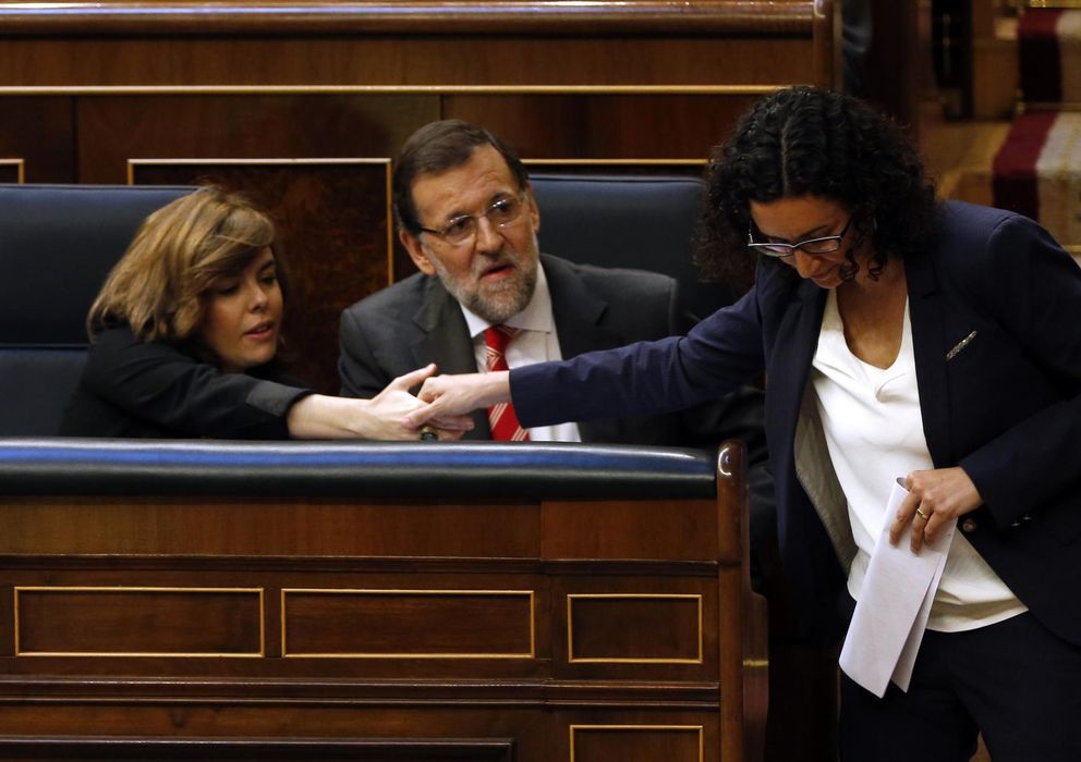 Foto: La diputada Marta Rovira (ERC) tiende la mano a la vicepresidenta del Gobierno. (Reuters)