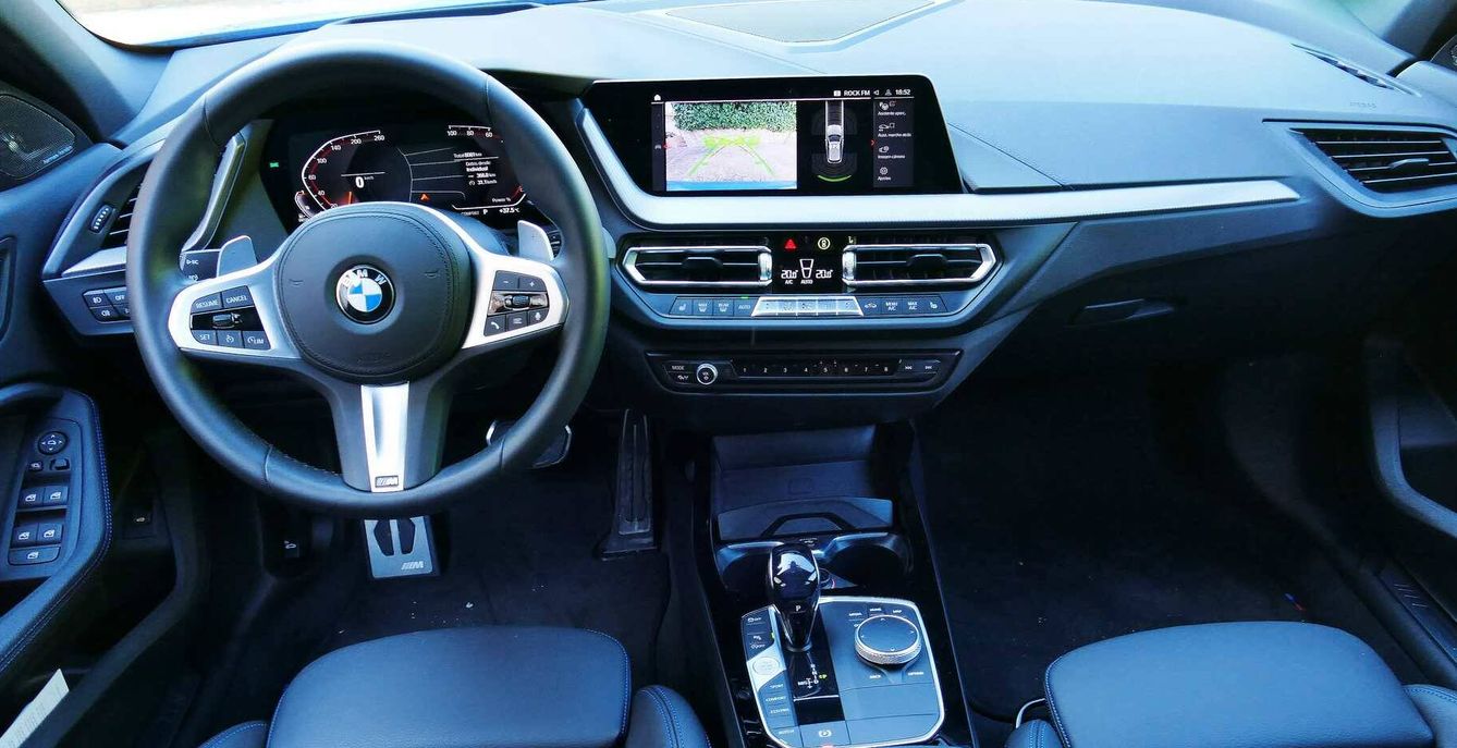 Puesto de conducción característico de los nuevos modelos BMW con sus dos grandes pantallas