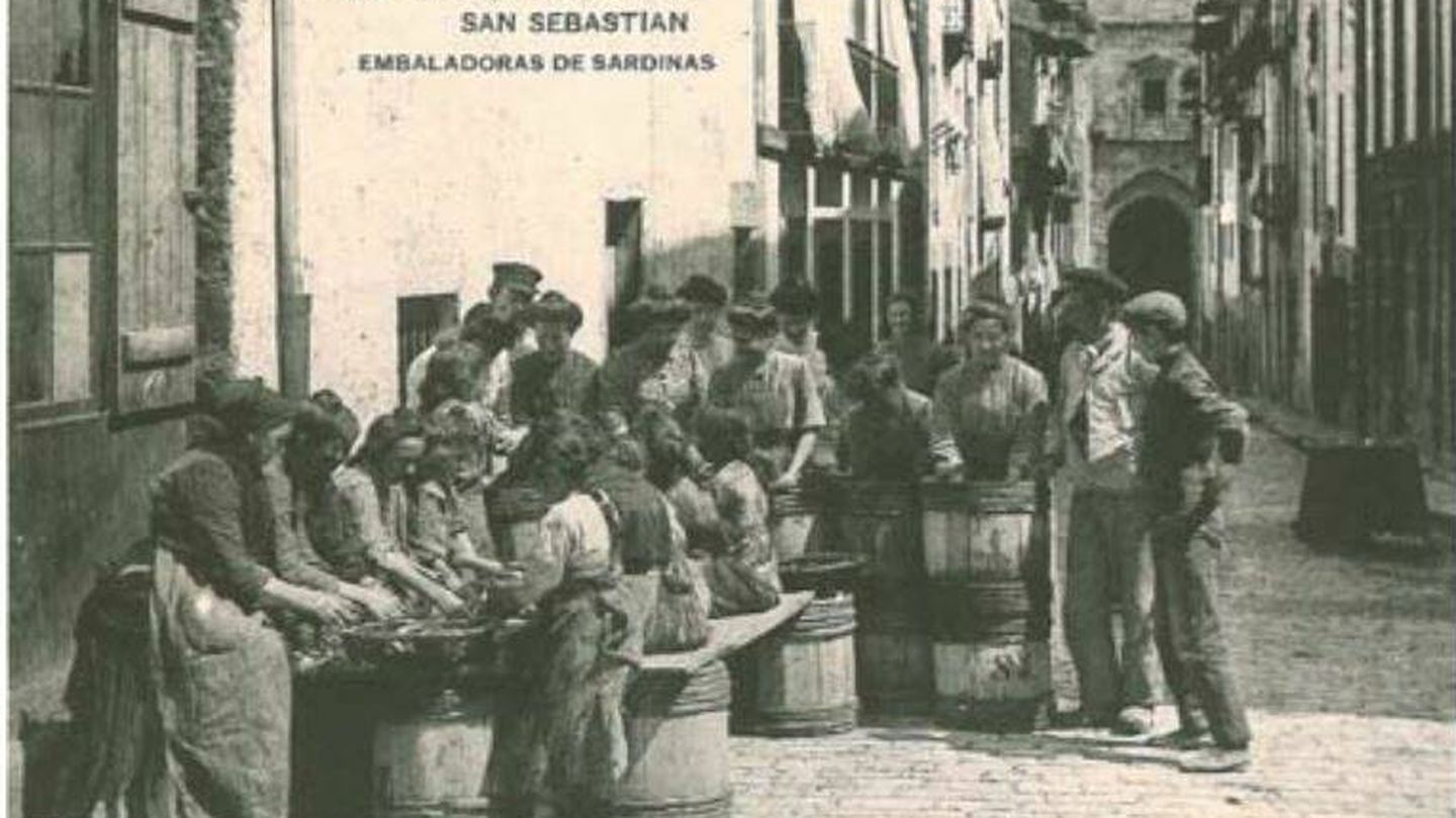 Embaladoras de sardinas en San Sebastián. ('Catálogo de las primeras tarjetas postales en España impresas por Hauser y Menet 1892-1905', 1992)
